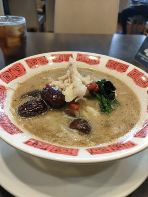 蒸し鶏と棗（ナツメ）の薬膳麻辣湯